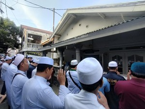Warga Ikut Salat Jenazah Istri Habib Rizieq di Petamburan