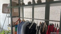 Bahkan, di sini mereka juga menawarkan beberapa merchandise baju yang bisa dibeli. Begitu masuk, kamu akan langsung menemukan stand baju-baju ini. Foto: Detikcom / Atiqa Rana