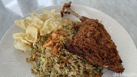 Kalau ke Smara Kitchen and Coffee, jangan sampai lewatkan Nasi Honje Crispy Confit Duck (Rp 108.000). Nasi kecombrang ini disajikan dengan bebek goreng serundeng yang renyah lembut. Foto: Detikcom / Atiqa Rana