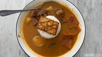 Spesialnya lagi, mereka juga punya hidangan Nasi Gandul Pati (Rp 72.000). Tampilan dan isiannya lebih premium, dengan potongan daging yang lembut dan melimpah. Foto: Detikcom / Atiqa Rana