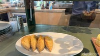 Smara Kitchen and Coffee juga menawarkan camilan pastel sultan yang terkenal lezat. Pastelnya tersedia di etalase kaca seperti ini dan bisa langsung disajikan. Foto: Detikcom / Atiqa Rana