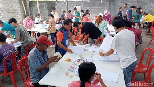 Suasana pelipatan dan sortir surat suara di gudang KPU Badung di Jalan Gatsu Barat, Denpasar, Minggu (17/12/2023). (Agus Eka/detikBali)