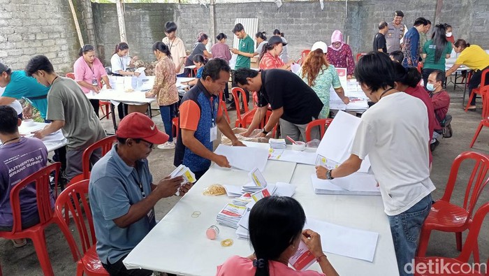 Suasana pelipatan dan sortir surat suara di gudang KPU Badung di Jalan Gatsu Barat, Denpasar, Minggu (17/12/2023). (Agus Eka/detikBali)