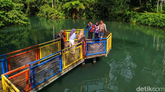 Suasana wisata alam Danau Biru Karang Sidemen Lombok Tengah, Minggu (17/12/2023). (Ahmad Viqi/detikBali)
