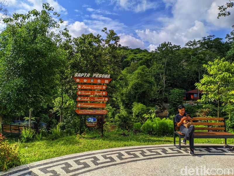 Suasana wisata alam Danau Biru Karang Sidemen Lombok Tengah, Minggu (17/12/2023). (Ahmad Viqi/detikBali)