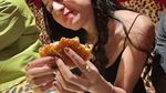 Pose Keren Susan Sameh saat Nikmati Dessert