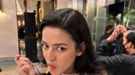 Pose Keren Susan Sameh saat Nikmati Dessert