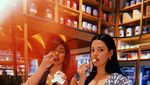 Pose Keren Susan Sameh saat Nikmati Dessert