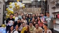 Ini adalah momen Susan Sameh saat berulang tahun yang ke-26. Momen spesial tersebut dirayakan dengan banyak kue bersama teman-teman. Foto: Instagram @susahsameeh
