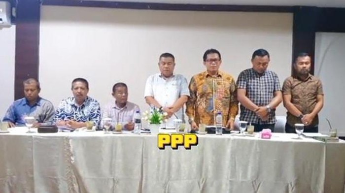 Tangkapan layar video tujuh ketua fraksi DPRD Solok saat menyatakan sikap menolak intervensi