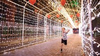 Seorang anak terlihat sangat antusias menembus lorong cahaya di salah satu sudut kebun binatang.