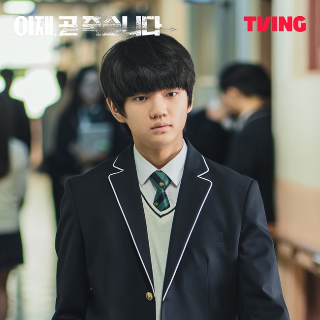 Beberapa tahun lalu, netizen Korea melihat Kim Kang Hoon dengan rambut berponi dan pipi chubby. Namun, kini Kim Kang Hoon memiliki garis rahang yang tajam dan pipi yang lebih tirus. Dia pun bersanding dengan artis senior seperti Seo In Guk, Siwon, dan Go Yoon Jung sebagai pemain drama Korea Death’s Game. Foto: dok. Instagram @kanghoon.juwon