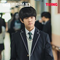 Beberapa tahun lalu, netizen Korea melihat Kim Kang Hoon dengan rambut berponi dan pipi chubby. Namun, kini Kim Kang Hoon memiliki garis rahang yang tajam dan pipi yang lebih tirus. Dia pun bersanding dengan artis senior seperti Seo In Guk, Siwon, dan Go Yoon Jung sebagai pemain drama Korea Death’s Game. Foto: dok. Instagram @kanghoon.juwon