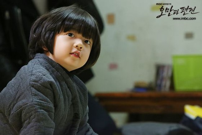 Kim Kang Hoon pertama kali muncul di hadapan publik sebagai cast acara televisi Mom and Dad from Today pada tahun 2013. Saat itu, dia baru berusia empat tahun. Dan mendapat tawaran akting pertamanya sebagai pemain drama Korea Pride and Prejudice. Foto: dok. Instagram @kanghoon.juwon