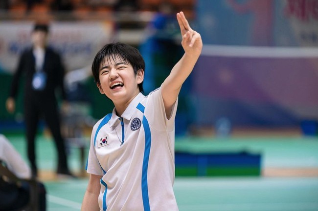 Pada tahun 2021, Kim Kang Hoon terlihat menggemaskan sebagai atlet bulutangkis dalam drama Korea Racket Boys. Namun, penggemar menyadari Kim Kang Hoon semakin bertambah tinggi. Foto: dok. Instagram @kanghoon.juwon