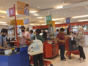Jelang Full Day Sale Berakhir, Antrean Pengunjung Mengular di Meja Kasir
