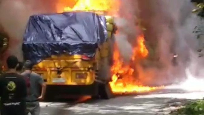 Truk ekspedisi saat terbakar hebat di Luwu Timur, Sulsel.