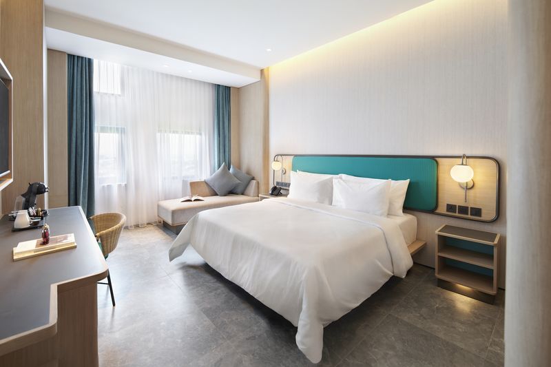 Menuju akhir tahun 2023, Artotel Group kembalimenambah properti hotelnya, kali ini berada di kawasan Serpong - Tangerang, yaituVIVERE Hotel, ARTOTEL Curated.