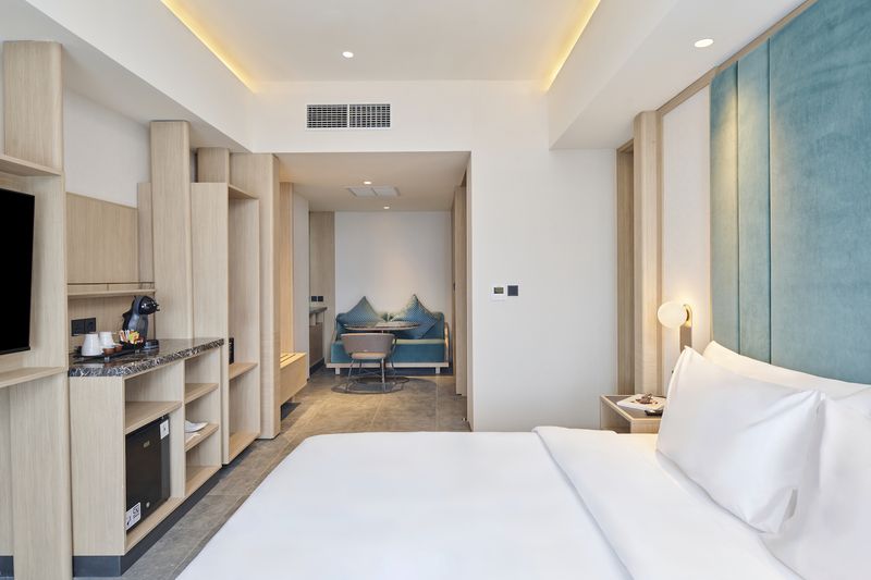 Menuju akhir tahun 2023, Artotel Group kembalimenambah properti hotelnya, kali ini berada di kawasan Serpong - Tangerang, yaituVIVERE Hotel, ARTOTEL Curated.