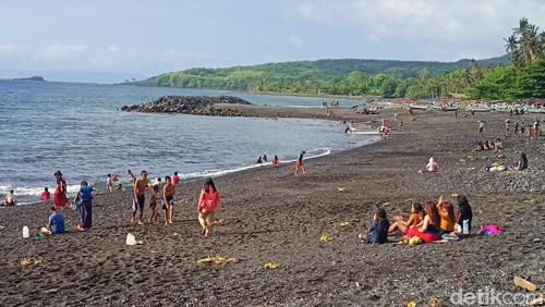 Warga melaksanakan Banyu Pinaruh di Pantai Jasri, Karangasem, Minggu (17/12/2023).