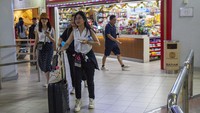 Wisatawan mancanegara (wisman) berjalan di area Pelabuhan Internasional Batam Centre, Batam, Kepulauan Riau, Minggu (17/12/2023).