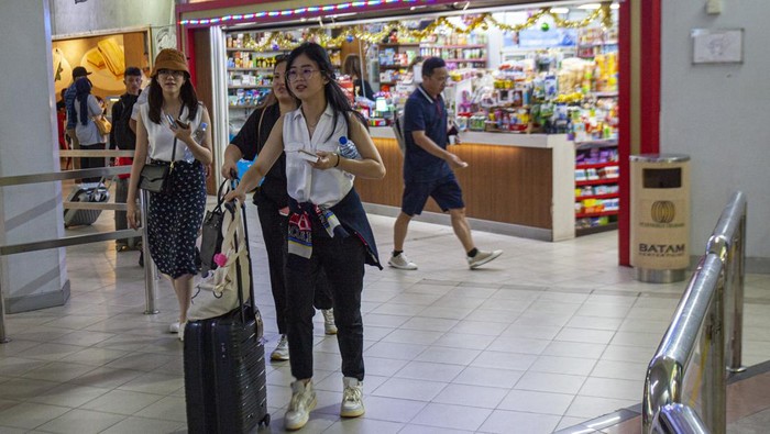 Wisatawan Singapura terbanyak berkunjung ke Batam Wisatawan mancanegara (wisman) berjalan di area Pelabuhan Internasional Batam Centre, Batam, Kepulauan Riau, Minggu (17/12/2023). Badan Pusat Statistik Kota Batam merilis kunjungan wisatawan mancanegara ke daerah tersebut sepanjang Oktober 2023 didominasi wisatawan dari Singapura sebanyak 44.789 kunjungan kemudian India 2.906 kunjungan, China sebanyak 2.083 kunjungan dan Philipina sebanyak 1.656 kunjunga. ANTARA FOTO/Teguh Prihatna/Spt.