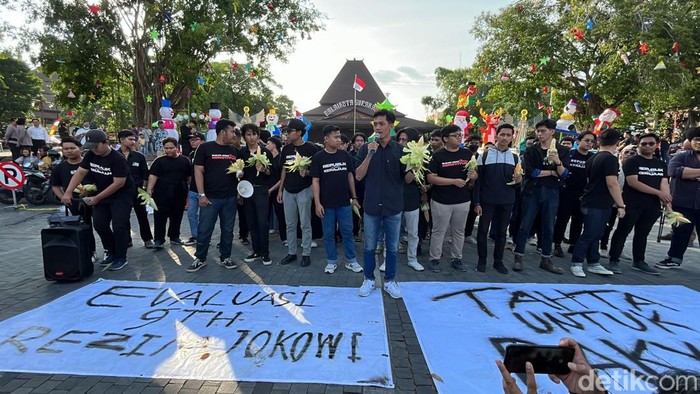 Aksi puluhan mahasiswa di depan Balai Kota Solo, Senin (18/12/2023)