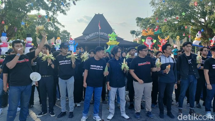 Aksi puluhan mahasiswa di depan Balai Kota Solo, Senin (18/12/2023)