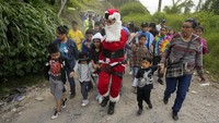 Ia melakukan aksinya untuk menghibur anak-anak di pinggiran kota Guatemala.