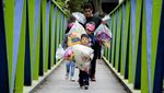 Aksi Sinterklas Terjun dari Jembatan untuk Bagikan Hadiah Anak-anak