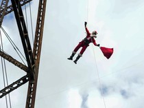 Aksi Sinterklas Terjun dari Jembatan untuk Bagikan Hadiah Anak-anak