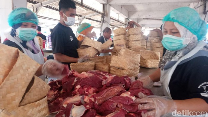 Aktivitas pemotongan daging sapi di RPH Surabaya