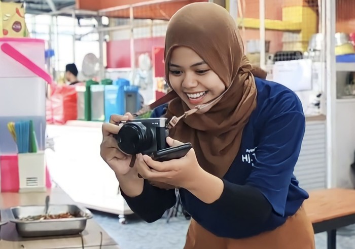 Alam Sari, alumnus SMK yang bekerja sebagai konten kreator dan dapat membiayai kuliah dari hobi dan minatnya tersebut.