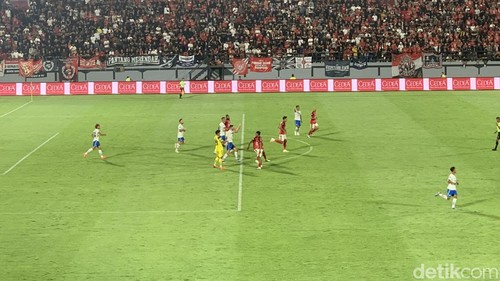 Laga Bali United versus Persib Bandung di Stadion Kapten I Wayan Dipta, Gianyar, Senin malam (18/12/2023).