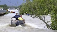 Lebih dari 300 orang dievakuasi dalam semalam akibat banjir tersebut. Australian Broadcasting Corp via AP