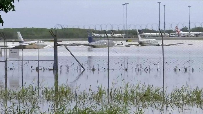 Bandara Cairns Australia Terendam Banjir Curah hujan tinggi menyebabkan banjir di Cairns, Australia, Senin (18/12/2023). Selain menerjang permukiman, banjir juga merendam Bandara Cairns.