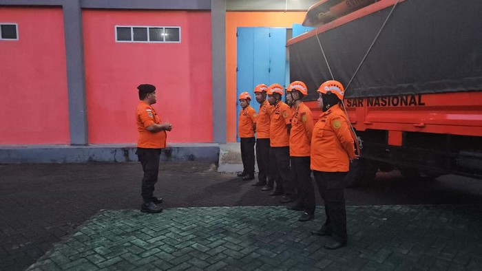 Tim Basarnas Makassar diterjunkan ke Sungai Mangampa, Kabupaten Maros untuk mencari korban tenggelam.