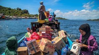 Warga suku Bajo masih mengandalkan perahu motor untuk mengangkut logistik dan barang kebutuhan untuk satu kali jalan dengan tarif Rp 30 ribu per orang dan menempuh perjalan sekitar 35 menit menuju Bajo Sangkuang.