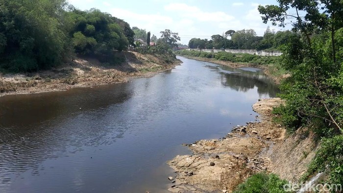 Kondisi air Sungai Bengawan Solo masih tampak hitam, Senin (18/12/2023) siang 12.02 WIB.