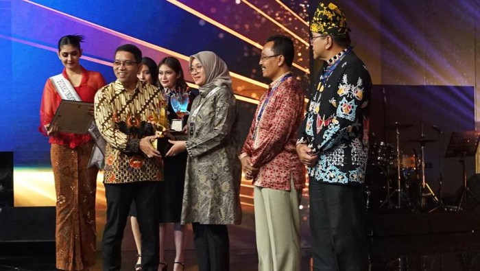 Bupati Ipuk menerima penghargaan Juara 1 Pengembangan Pariwisata dari Kemenko Marves.
