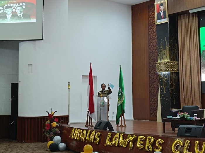 Cawapres nomor urut 3 Mahfud Md hadiri bedah visi misi dan adu gagasan cawapres 2024 di Universitas Andalas (Unand), Kota Padang, Sumatra Barat (Sumbar), Senin (18/12/2023).