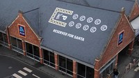 Ini dia penampakan parkiran khusus Santa yang mejeng di atap sebuah supermarket di kawasan Knutsford, Inggris, Minggu (17/12/2023).