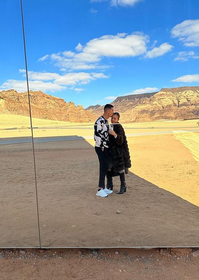 Pesepak bola dan Influencer asal Argentina itu pun berpose di area Maraya yang memiliki bangunan kaca raksasa yang populer di Alula. Georgina tampil dengan jaket bulu dan sepatu boots.  Foto: dok. Instagram/@georginagio