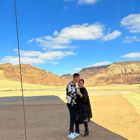 Pesepak bola dan Influencer asal Argentina itu pun berpose di area Maraya yang memiliki bangunan kaca raksasa yang populer di Alula. Georgina tampil dengan jaket bulu dan sepatu boots.  Foto: dok. Instagram/@georginagio