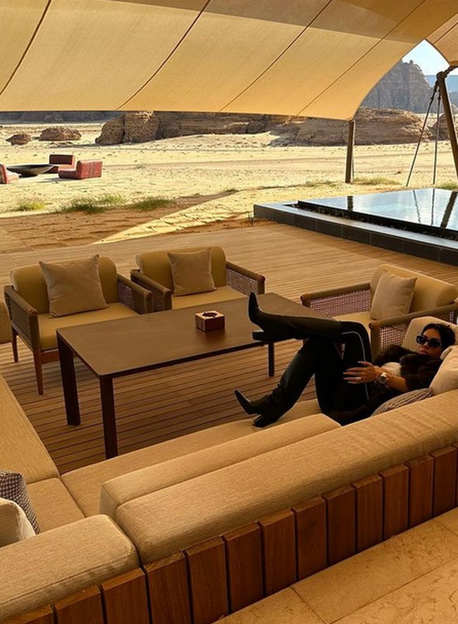 Bergaya dengan jaket, celana panjang dan sepatu boots, Georgina menikmati pemandangan AlUla dari halaman belakang hotelnya di Banyan Tree. Foto: dok. Instagram/@georginagio