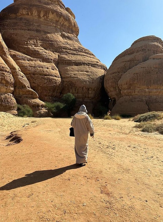 Di tengah bebatuan, Georgina tampil mengenakan abaya putih. Peace & love in AlUla ❤️” begitu keterangan fotonya.  Foto: dok. Instagram/@georginagio