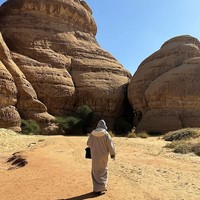 Di tengah bebatuan, Georgina tampil mengenakan abaya putih. Peace & love in AlUla ❤️” begitu keterangan fotonya.  Foto: dok. Instagram/@georginagio
