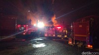Petugas pemadam Kebakaran Kota Surabaya melakukan proses pemadam di lokasi kejadian kebakaran. Puluhan mobil Damkar dikerahkan.