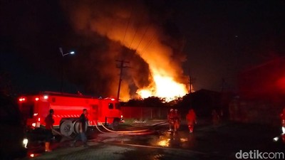 Penampakan Api Berkobar Hebat Bakar Gudang Tiner di Kalianak Surabaya