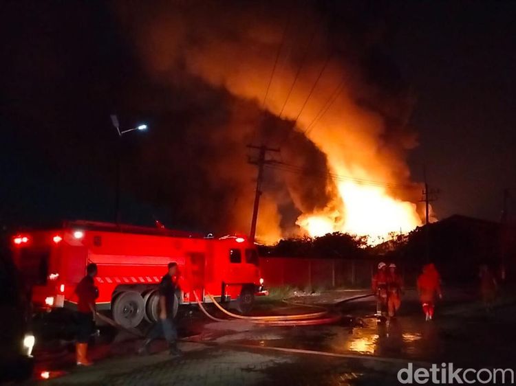 Penampakan Api Berkobar Hebat Bakar Gudang Tiner di Kalianak Surabaya